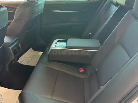 Toyota Camry Luxe eCVT 2026 года за 24 190 000 тг. в Актобе – фото 8