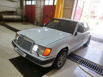 Mercedes-Benz E 230 1992 года за 1 800 000 тг. в Астана