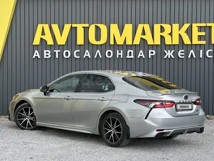 Toyota Camry 2021 года за 12 900 000 тг. в Актобе – фото 3