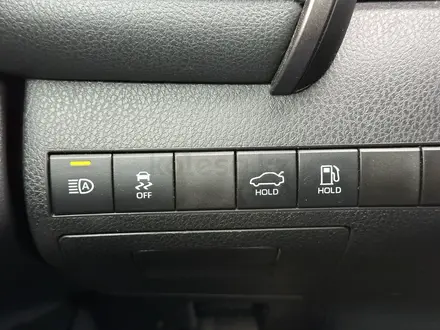 Toyota Camry 2021 года за 12 900 000 тг. в Актобе – фото 15