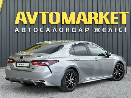 Toyota Camry 2021 года за 12 900 000 тг. в Актобе – фото 4