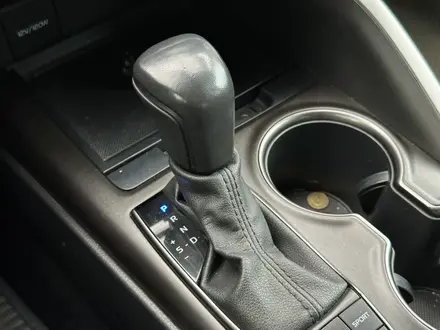 Toyota Camry 2021 года за 12 900 000 тг. в Актобе – фото 25