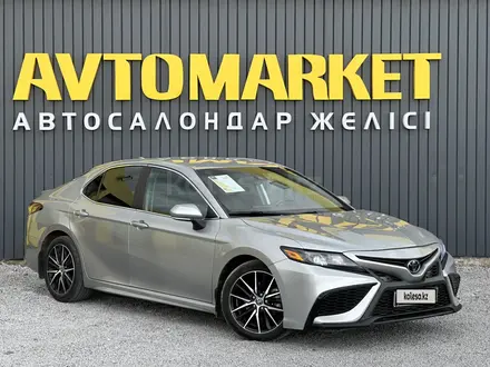 Toyota Camry 2021 года за 12 900 000 тг. в Актобе – фото 2