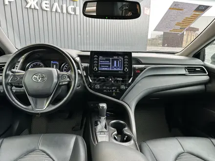 Toyota Camry 2021 года за 12 900 000 тг. в Актобе – фото 5