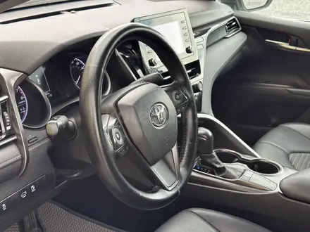 Toyota Camry 2021 года за 12 900 000 тг. в Актобе – фото 7