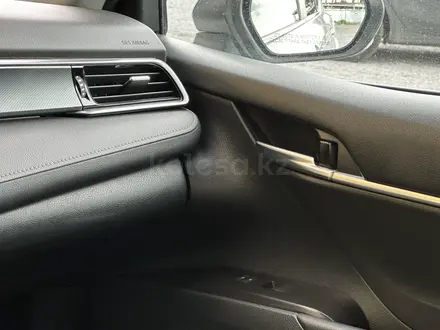 Toyota Camry 2021 года за 12 900 000 тг. в Актобе – фото 8