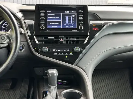 Toyota Camry 2021 года за 12 900 000 тг. в Актобе – фото 9