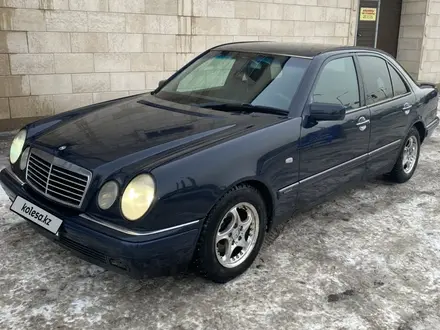 Mercedes-Benz E 240 1998 года за 2 700 000 тг. в Караганда – фото 2