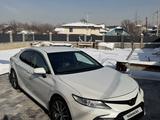 Toyota Camry 2021 года за 17 200 000 тг. в Алматы – фото 2