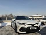 Toyota Camry 2021 года за 17 200 000 тг. в Алматы – фото 3