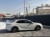 Toyota Camry 2021 года за 17 200 000 тг. в Алматы – фото 4