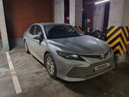 Toyota Camry 2021 года за 12 800 000 тг. в Астана – фото 2