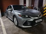 Toyota Camry 2021 года за 12 800 000 тг. в Астана – фото 3