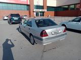 Mercedes-Benz C 180 1998 года за 2 200 000 тг. в Караганда – фото 2