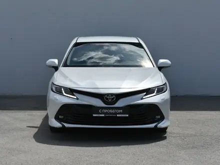 Toyota Camry 2019 года за 10 600 000 тг. в Атырау – фото 2