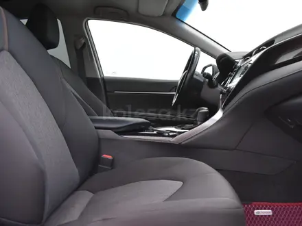 Toyota Camry 2019 года за 10 600 000 тг. в Атырау – фото 14