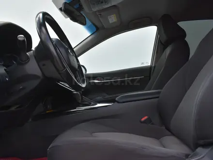 Toyota Camry 2019 года за 10 600 000 тг. в Атырау – фото 17