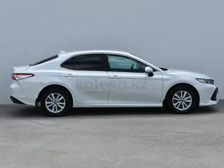 Toyota Camry 2019 года за 10 600 000 тг. в Атырау – фото 4