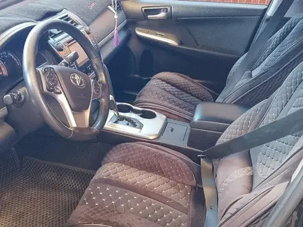 Toyota Camry 2014 года за 7 700 000 тг. в Уральск – фото 2
