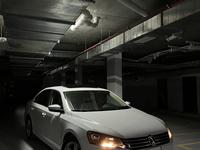 Volkswagen Passat 2013 годаfor4 200 000 тг. в Атырау