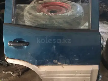 Двери на Nissan Mistral за 1 000 тг. в Алматы – фото 2