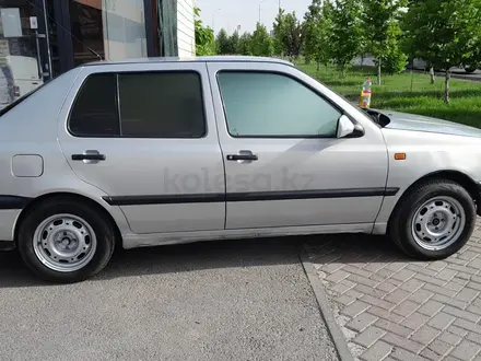 Volkswagen Vento 1992 года за 1 400 000 тг. в Шымкент – фото 2