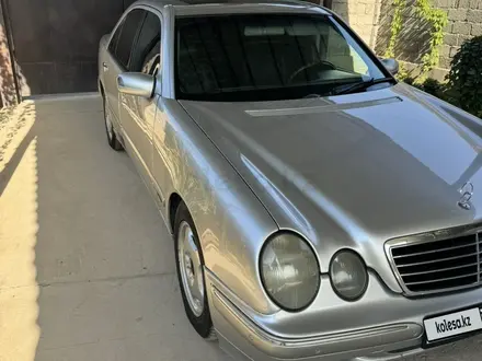 Mercedes-Benz E 240 2000 года за 4 110 000 тг. в Сарыагаш – фото 2