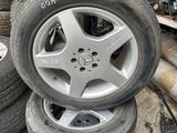 Комплект дисков с резиной Mercedes benz ML 163 r18 за 400 000 тг. в Караганда