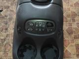 Подлокотник с CD changer сд чэйнджер также есть монитор в сборе за 35 000 тг. в Алматы