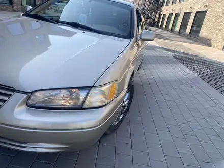 Toyota Camry 1998 года за 3 200 000 тг. в Алматы – фото 2