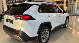 Toyota RAV4 Luxe 2025 года за 24 490 000 тг. в Алматы – фото 3