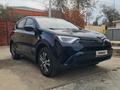 Toyota RAV4 2018 года за 9 200 000 тг. в Актобе – фото 4