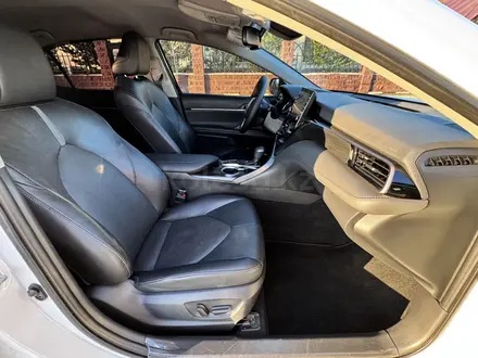 Toyota Camry 2023 года за 15 700 000 тг. в Алматы – фото 30