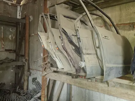 Дверь правая передняя задняя за 15 000 тг. в Алматы