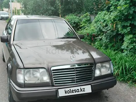 Mercedes-Benz E 220 1994 года за 1 300 000 тг. в Талдыкорган
