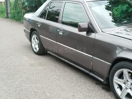 Mercedes-Benz E 220 1994 года за 1 300 000 тг. в Талдыкорган – фото 2