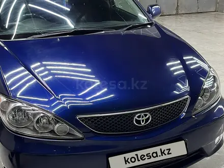 Toyota Camry 2004 года за 4 600 000 тг. в Актобе – фото 2