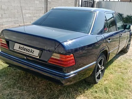 Mercedes-Benz E 200 1990 года за 650 000 тг. в Тараз – фото 2