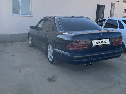 Mercedes-Benz E 240 1998 года за 2 250 000 тг. в Атырау – фото 6