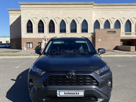 Toyota RAV4 2021 года за 15 600 000 тг. в Атырау – фото 2