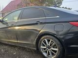 Hyundai Sonata 2010 года за 2 600 000 тг. в Уральск – фото 2