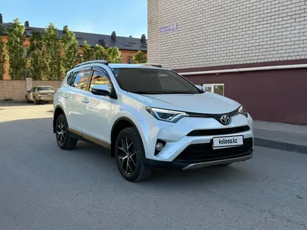 Toyota RAV4 2019 года за 12 300 000 тг. в Актобе – фото 2