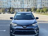 Toyota RAV4 2018 года за 8 300 000 тг. в Актау