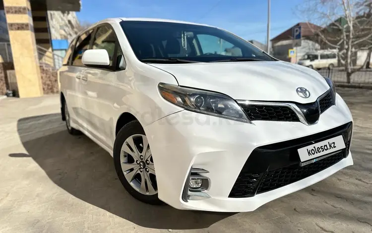 Toyota Sienna 2016 годаfor14 500 000 тг. в Астана