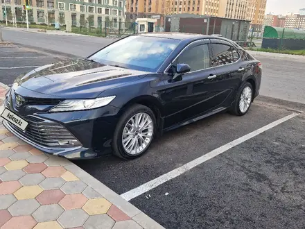 Toyota Camry 2019 года за 13 300 000 тг. в Астана