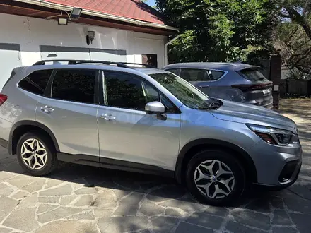 Subaru Forester 2021 года за 11 900 000 тг. в Алматы – фото 2
