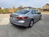 Toyota Camry 2018 года за 13 000 000 тг. в Тараз – фото 2