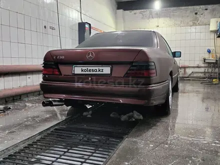 Mercedes-Benz E 200 1996 года за 2 900 000 тг. в Семей – фото 2