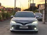 Toyota Camry 2019 года за 15 900 000 тг. в Актобе – фото 3