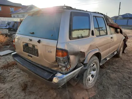 Nissan Pathfinder 1998 года за 990 000 тг. в Атырау – фото 2